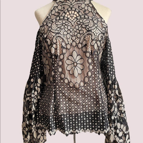 Venus black lace bell bottom sleeve top size 10 - Picture 7 of 10